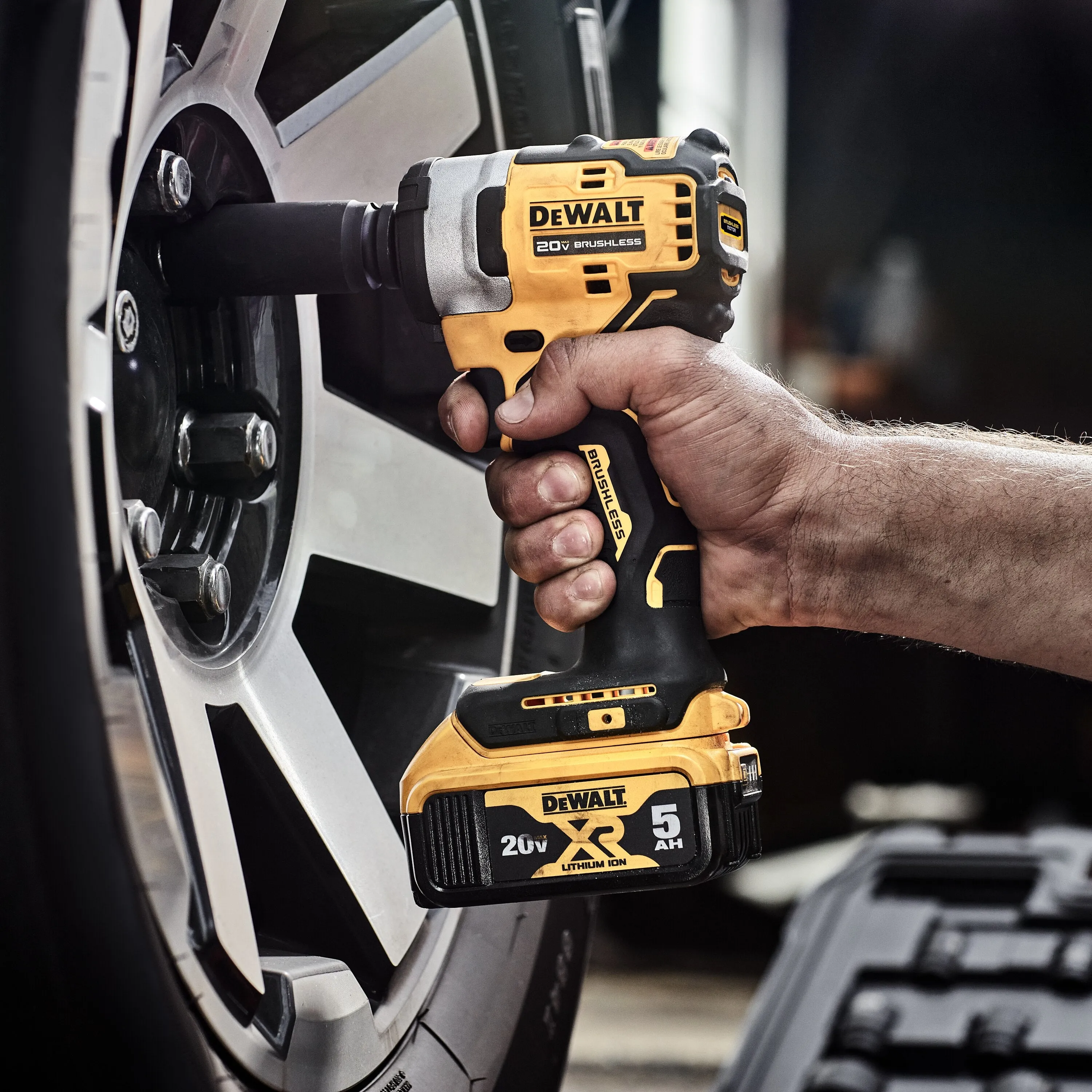 DeWalt DCF911P2 20V MAX 1/2" Impact Wrench With Hog Ring Anvil Kit