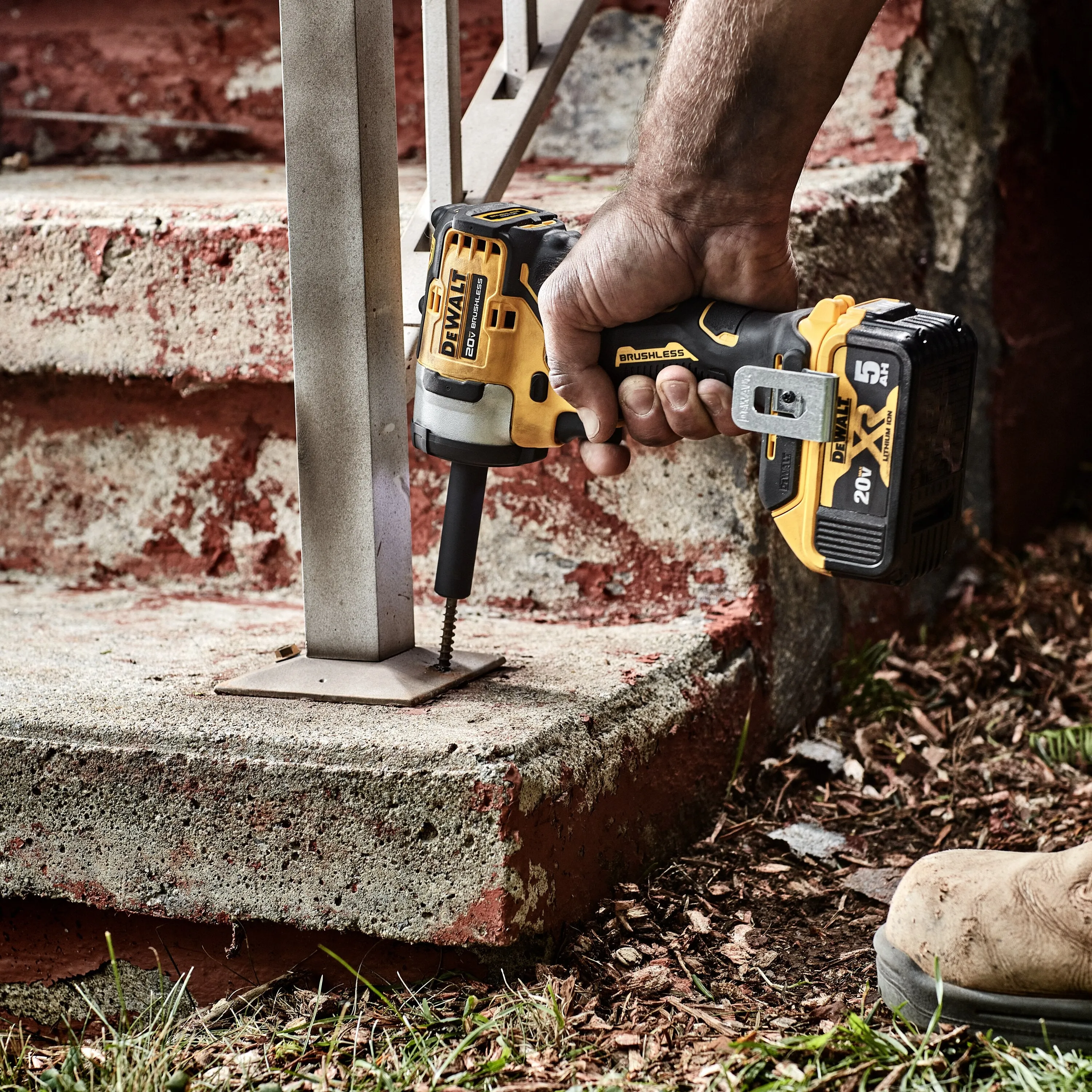 DeWalt DCF911P2 20V MAX 1/2" Impact Wrench With Hog Ring Anvil Kit