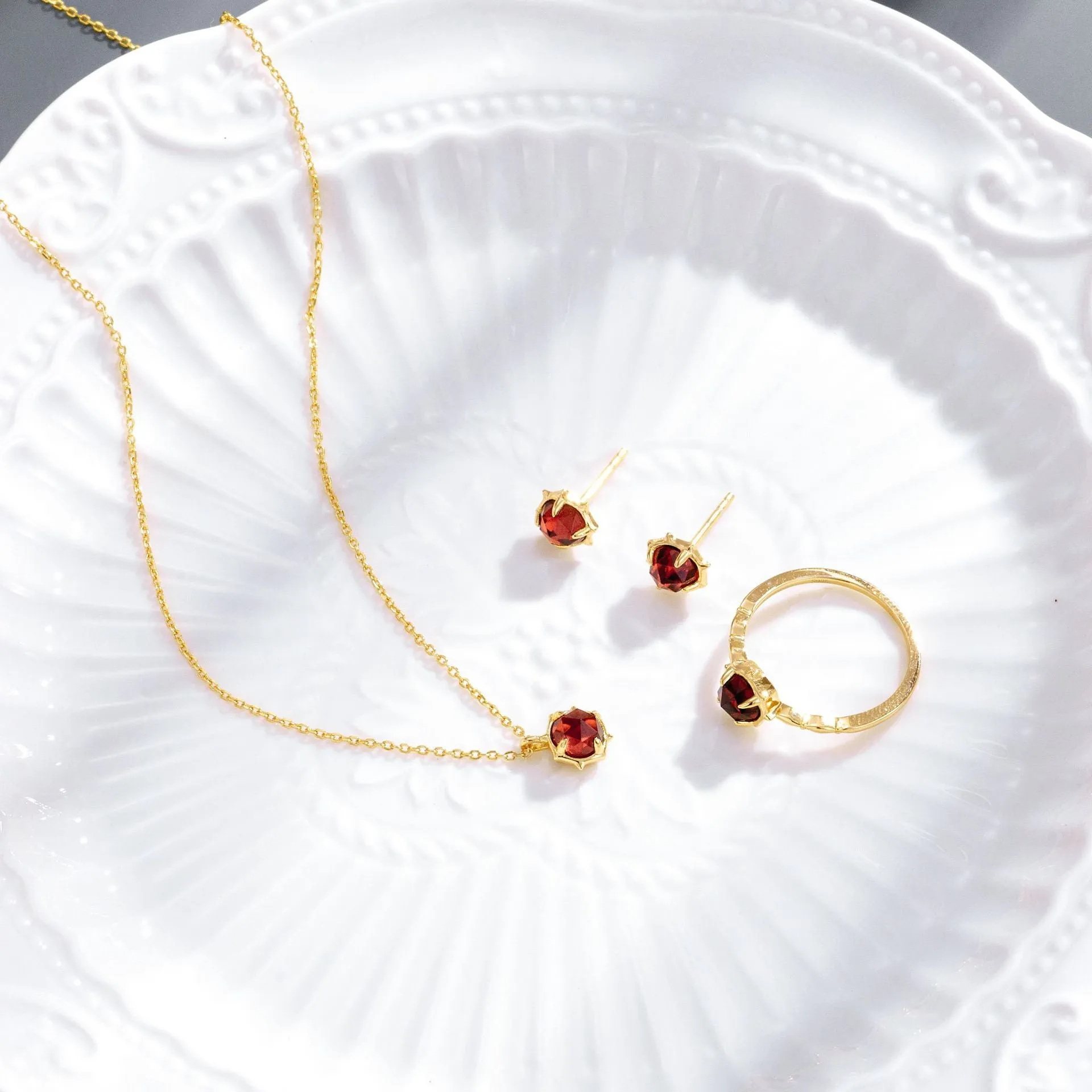 French Retro Garnet Necklace